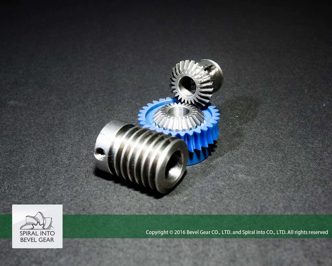 Worm and worm gear set for sewing machine